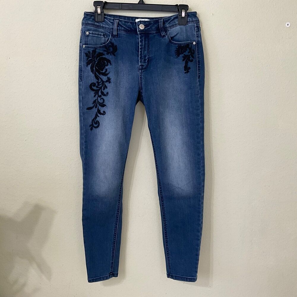 Kensie denim Jeans women ‘s size 6 /28 Mid Rise Skinny stretch Blue Embroidered